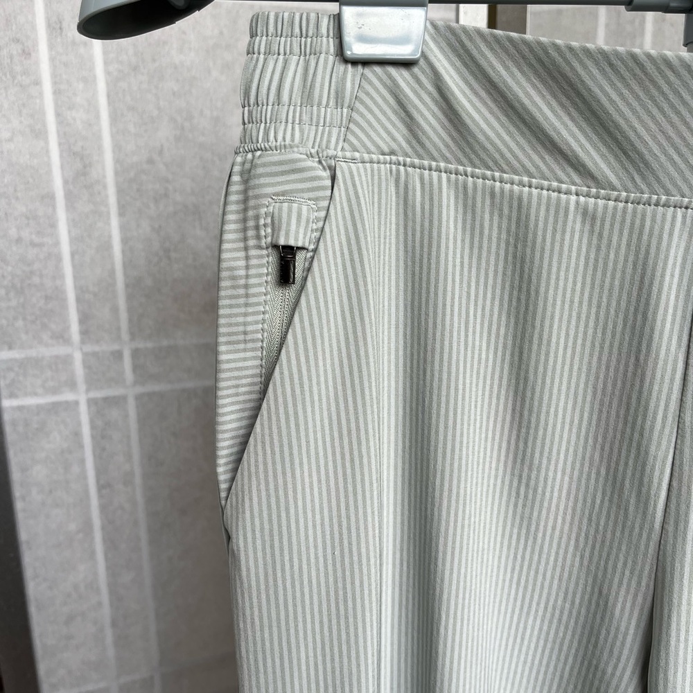 Athleta Brooklyn Textured Jogger City Stripe Coast Grey Size 8 Like New